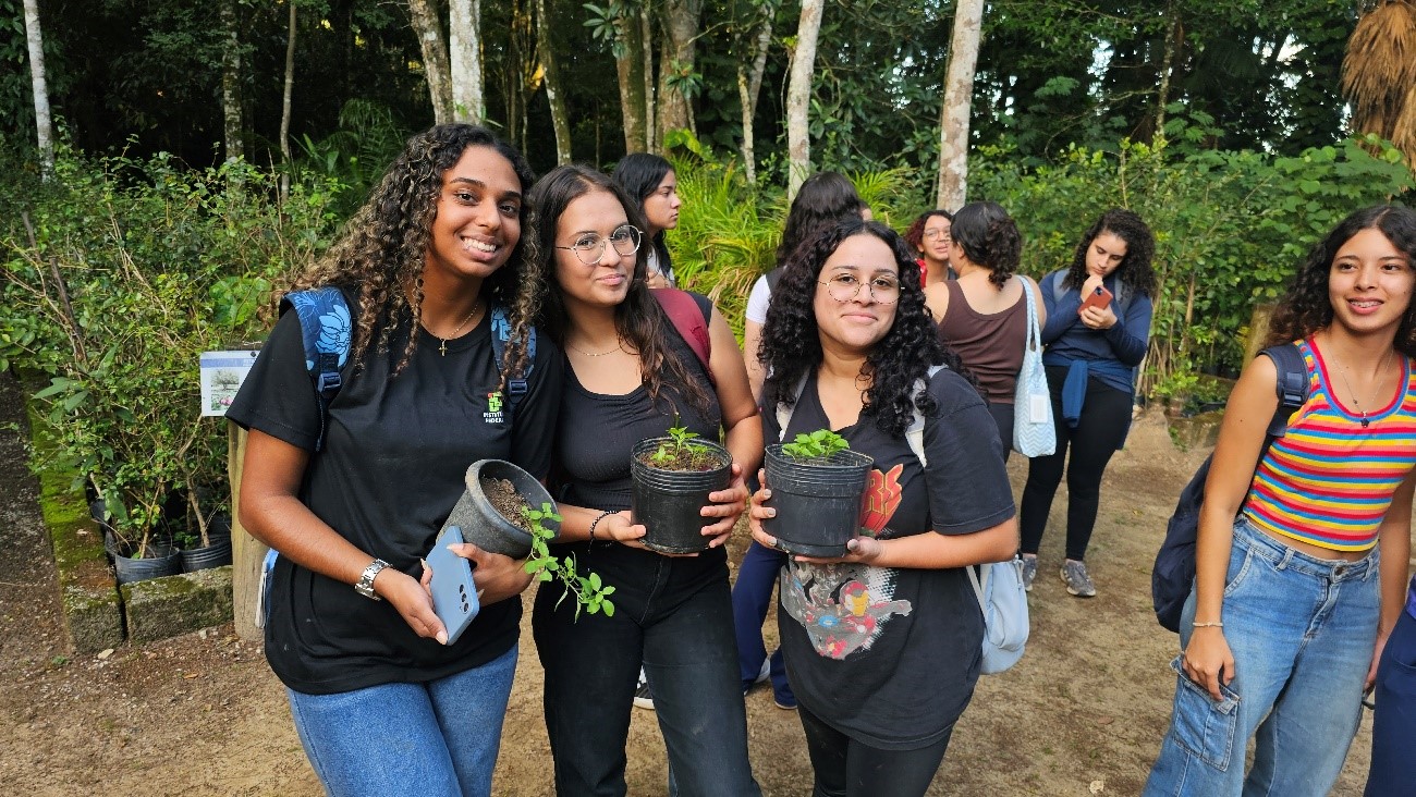 Imagem 5: da esquerda para a direita, as alunas Daniela Xavier, Sofia Fidelis e Giovana Gonzaga, do Curso Técnico em Meio Ambiente, com suas mudas