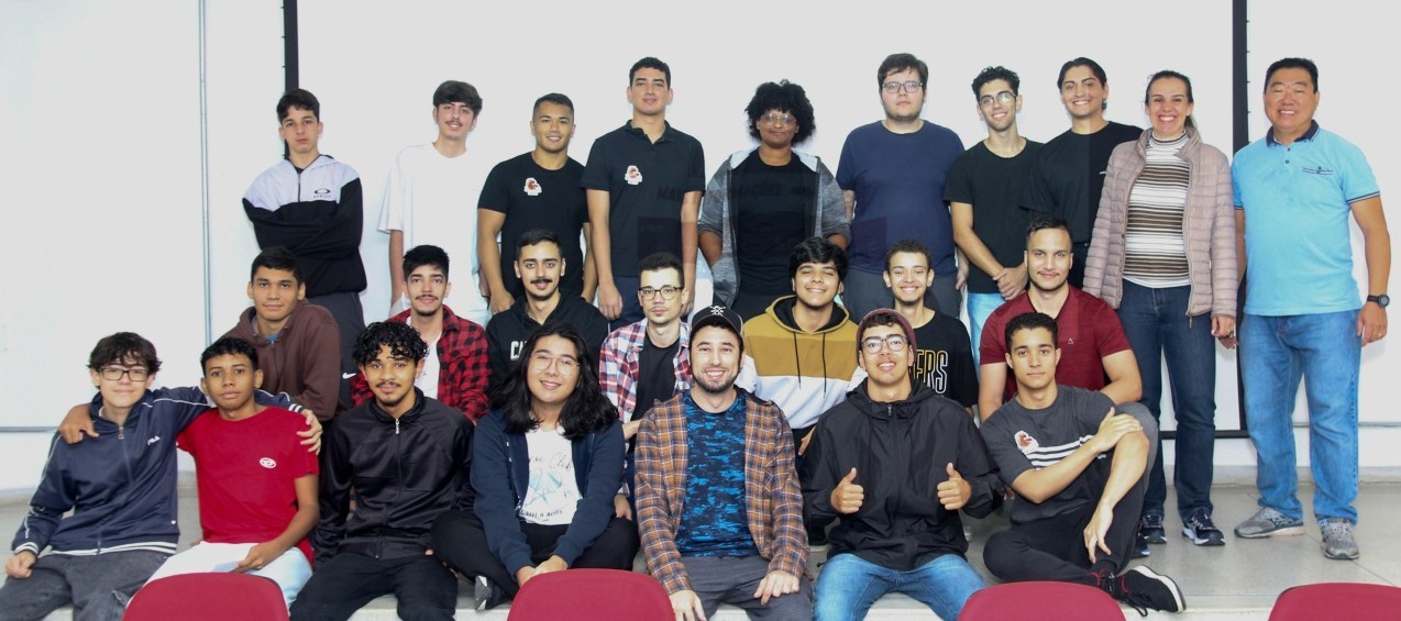 Imagem 1: alunos das equipes do Campus Caraguatatuba