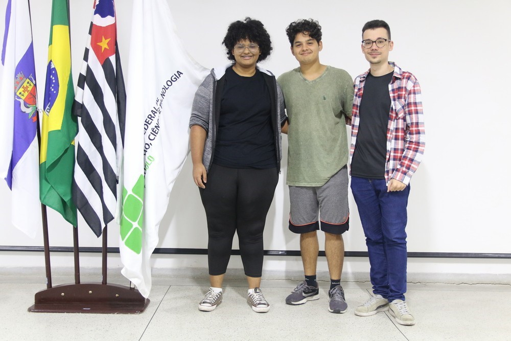 Imagem 3: (da esquerda para a direita) Eduarda, Murillo e Leonan, alunos da equipe “No meu funciona”.