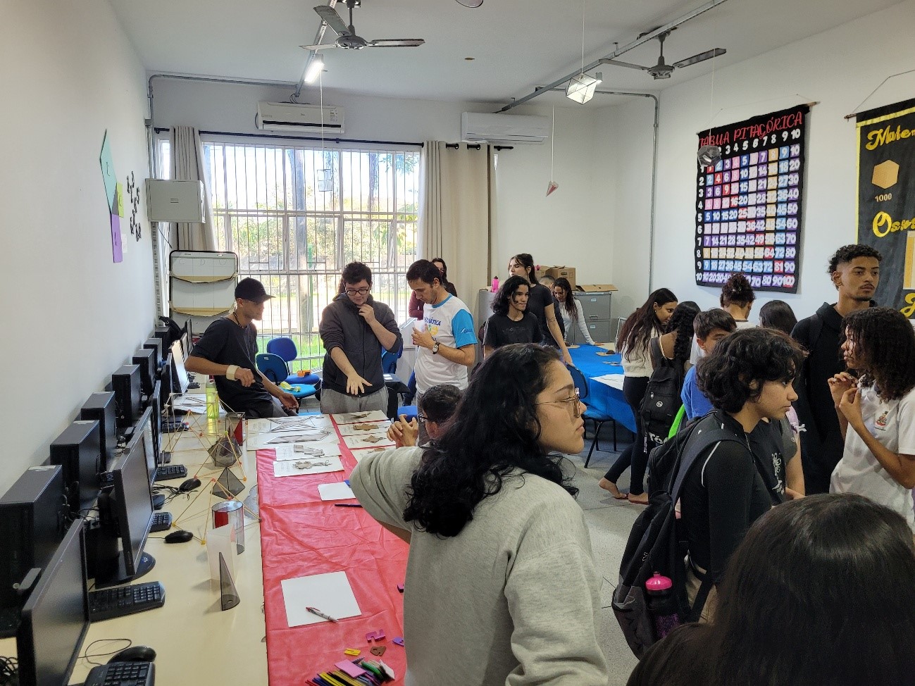 Imagem 1: atividades no Laboratório de Ensino de Matemática