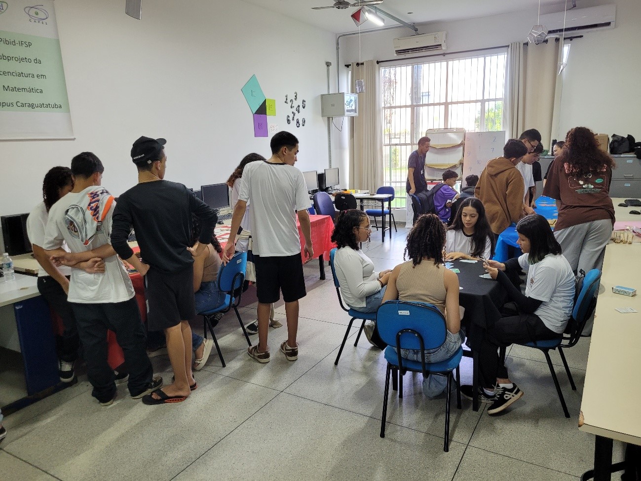 Imagem 5 - alunos participando de diversas atividades no Laboratório de Matemática