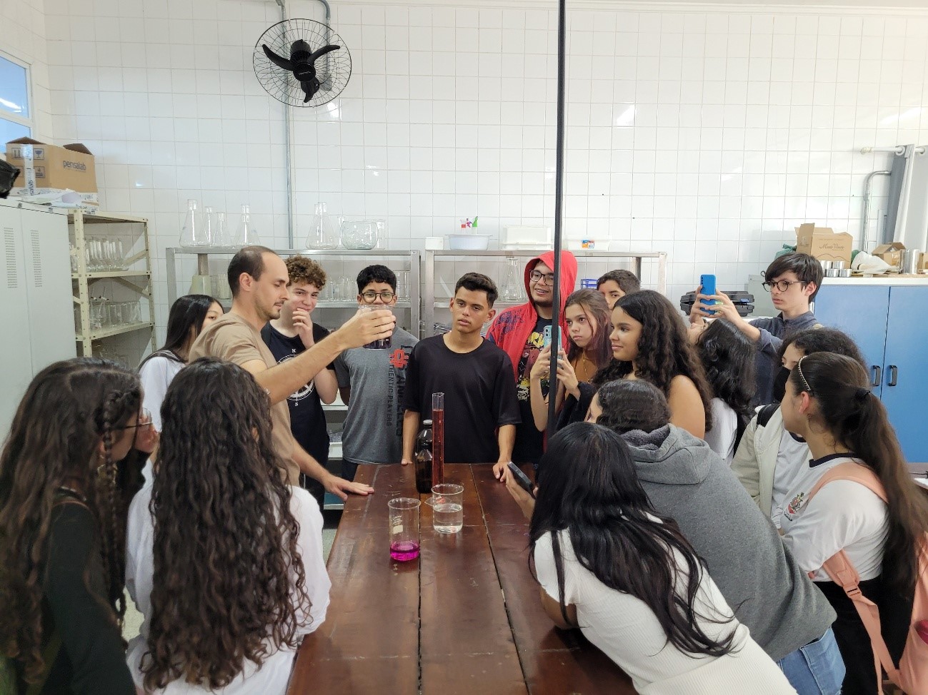 Imagem 6 - técnico Jucélio Saturno realizando experimentos químicos com os alunos