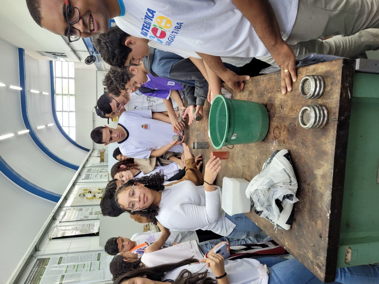 Imagem 7 - alunos e professores no Laboratório de Engenharia Civil