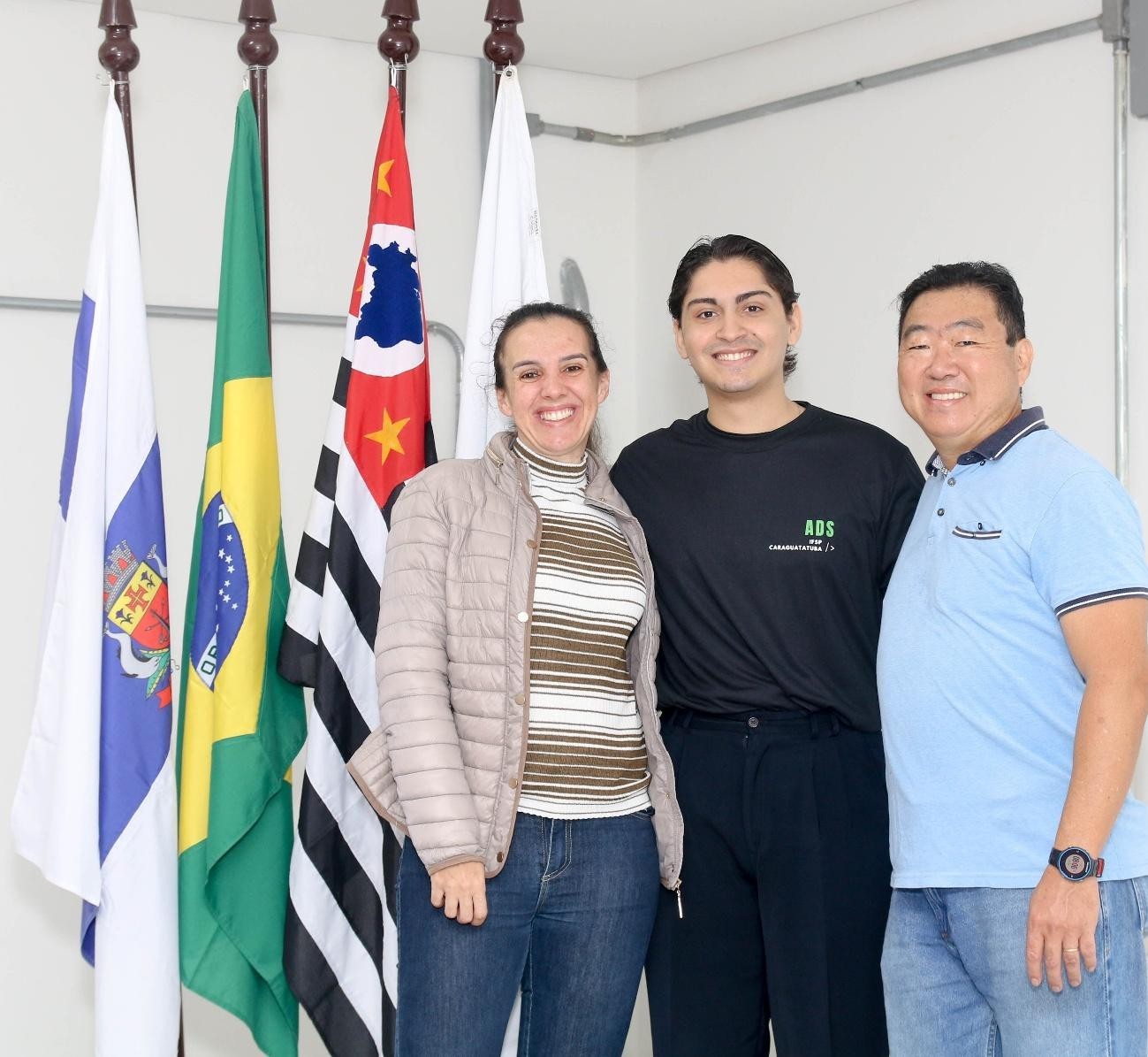Imagem 1: Foto: Henrique Szabo ao lado da Profa. Juliana, coordenadora de ADS, e do Prof. Mario, seu orientador, no IFSP Caraguatatuba.
