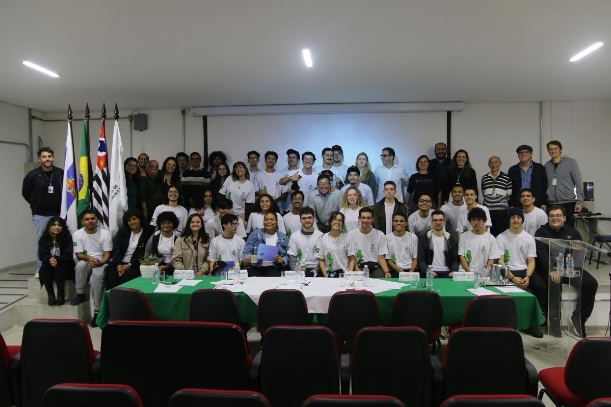 Imagem 1: Todos os participantes reunidos no palco da StartUp Arena, durante o encerramento do Hackathon 2025, no IFSP Caraguatatuba.