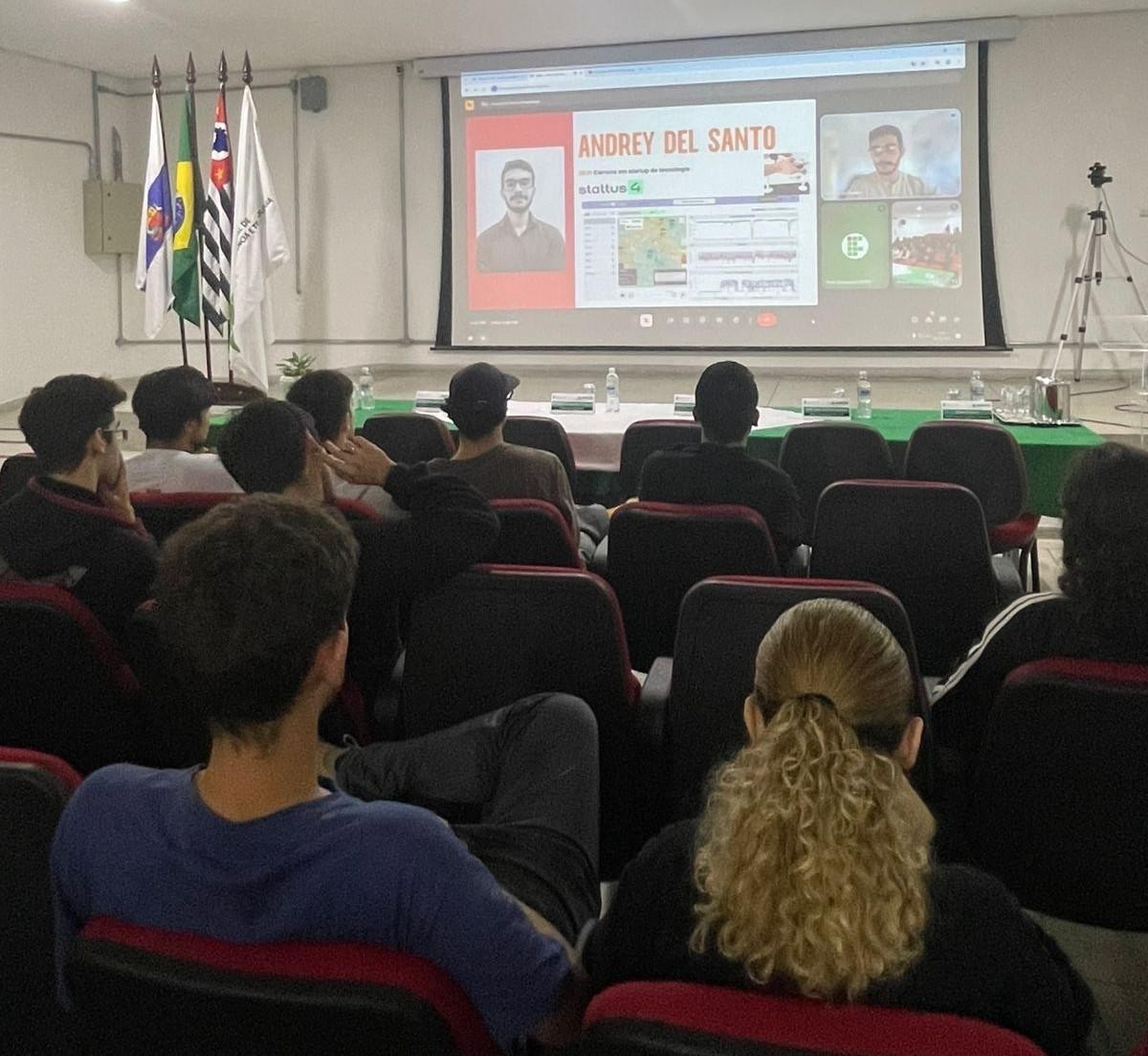 Imagem 10: Mentoria de Pitch – momento de preparação das equipes para as apresentações finais, com orientações estratégicas sobre comunicação e estrutura do Pitch.