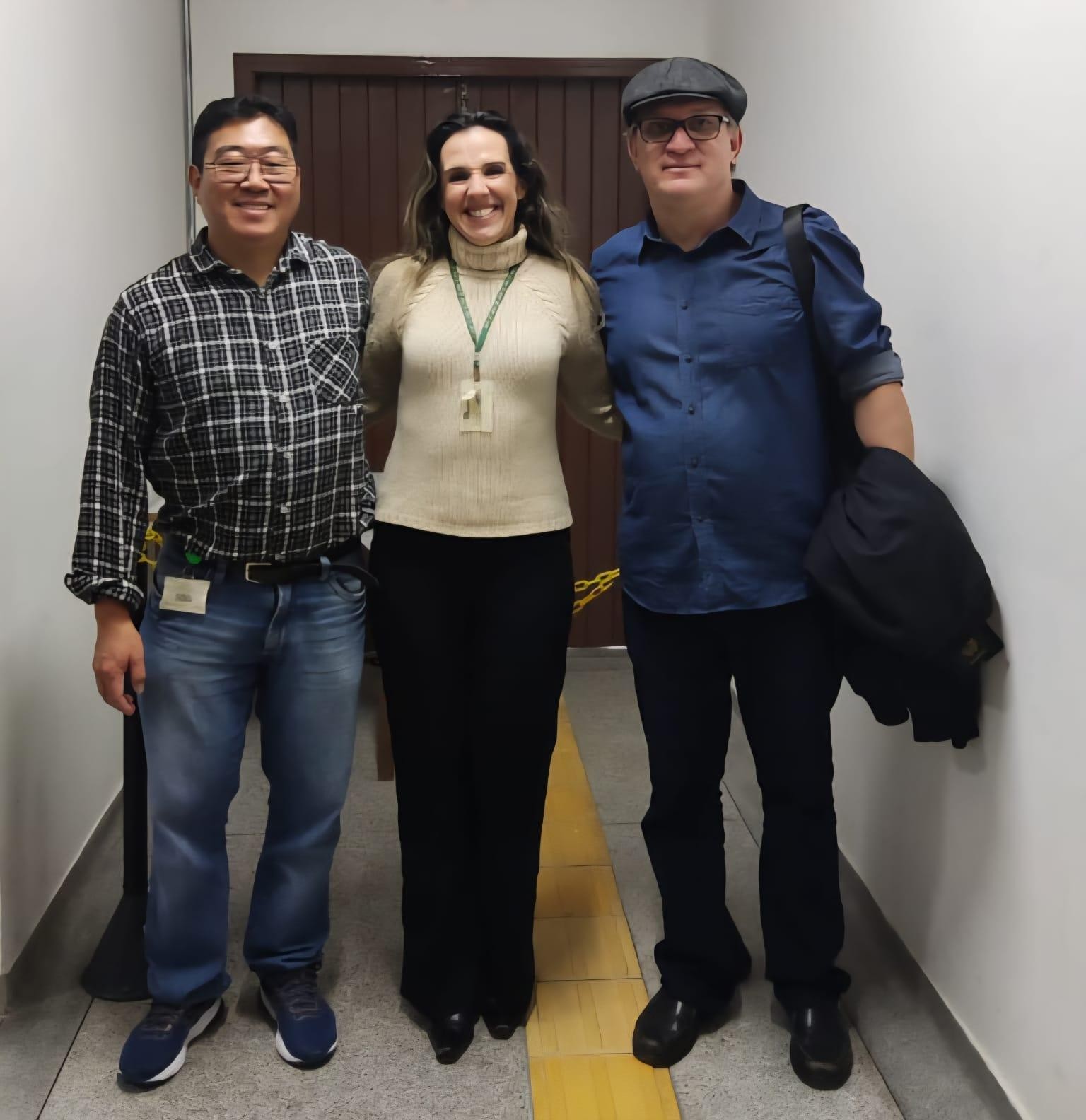 Imagem 11: Comissão Organizadora do Hackathon 2025 no IFSP-CAR. Da esquerda para direita: Prof. Mario Tadashi Shimanuki, Profa. Juliana Matheus Grégio Pereira, Prof. Nelson Alves Pinto