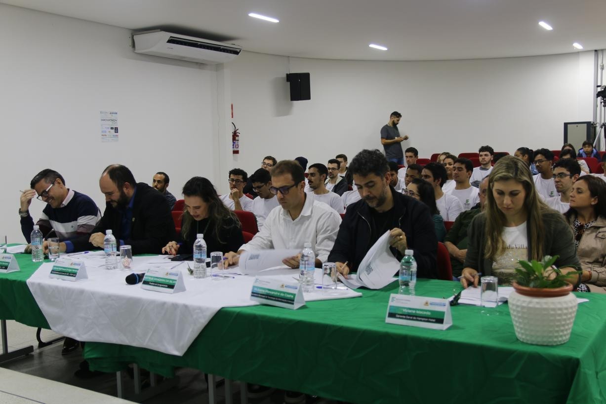 Imagem 2: Banca avaliadora do Hackathon 2025. Da esquerda para a direita: Diogo Ferreira – Diretor da iiBrasil Inteligência e Informação, Eder José da Costa Sacconi – Diretor Executivo INOVA - IFSP, Juliana Matheus Gregio Pereira – Coordenadora do curso ADS - IFSP, Mateus Veneziani da Silva – Prefeito de Caraguatatuba, Rubens Alexandre da Costa – Secretário Municipal de Tecnologia da Informação e Inovação e Viviane Macedo - Gerente Geral do Hampton Hotel.