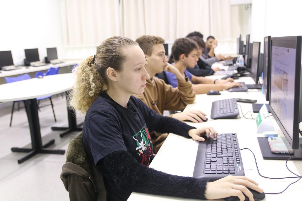Imagem 3: Integrantes das equipes Prainha e Mirante do Camaroeiro no laboratório temático “Café com Código”, durante o Hackathon 2025.