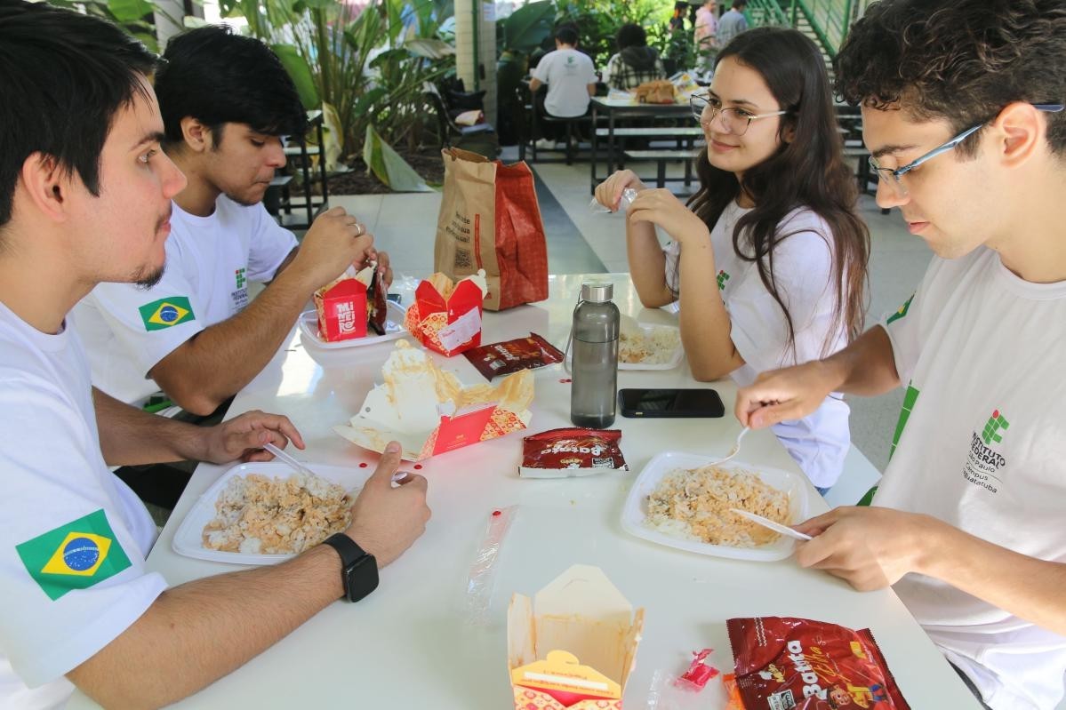 Imagem 5: Integrantes da equipe Serra do Mar no horário de almoço, no espaço temático “DevLunch”.