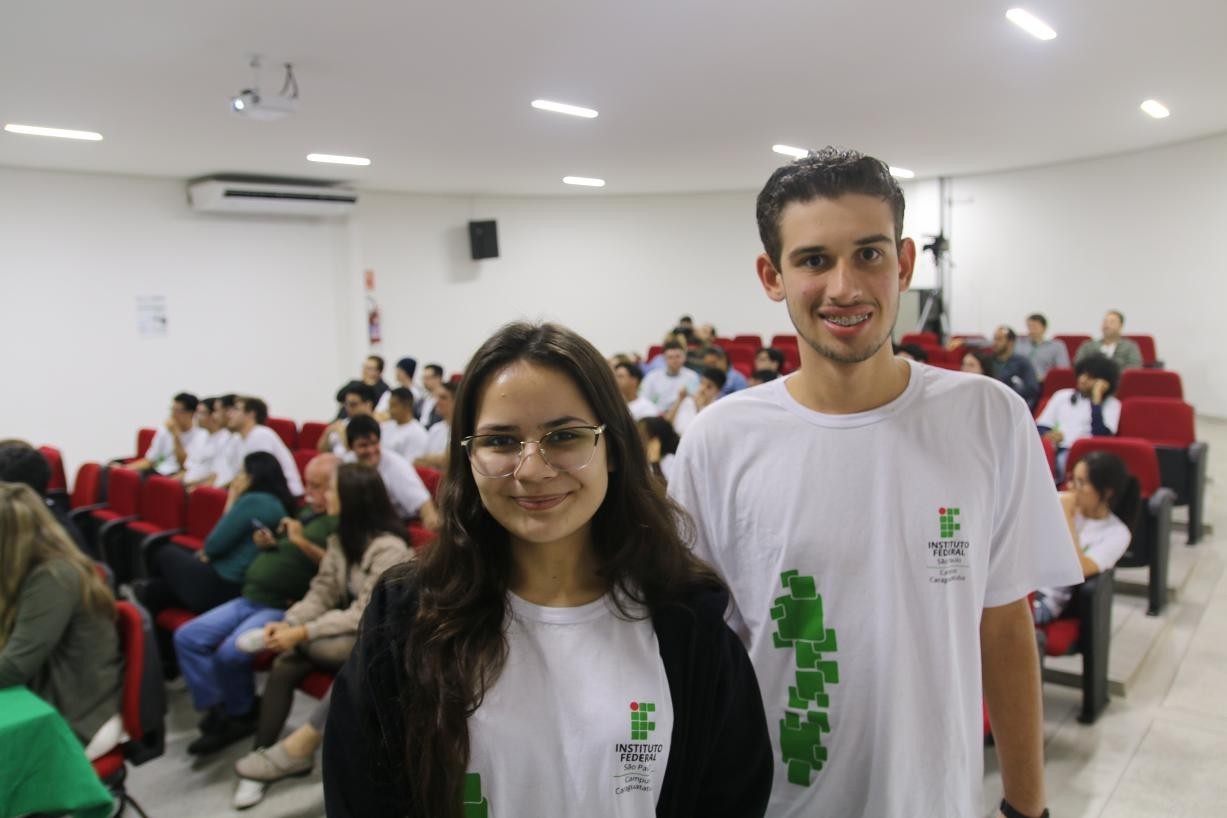 Imagem 8: Aluna Renata Briet (5º ADS) e aluno Isaac Amorim (3º WEB), da esquerda para direita, premiados na categoria Engajamento nas Redes Sociais.