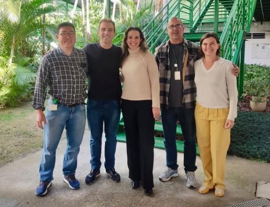 Imagem 9: Da esquerda para direita: Prof. Mário Tadashi Shimanuki, Prefeito Municipal Mateus Veneziani da Silva, Profa. Juliana Matheus Grégio Pereira, Prof. André Luis Duarte, Secretária Municipal de Turismo Bianca Colepicolo.