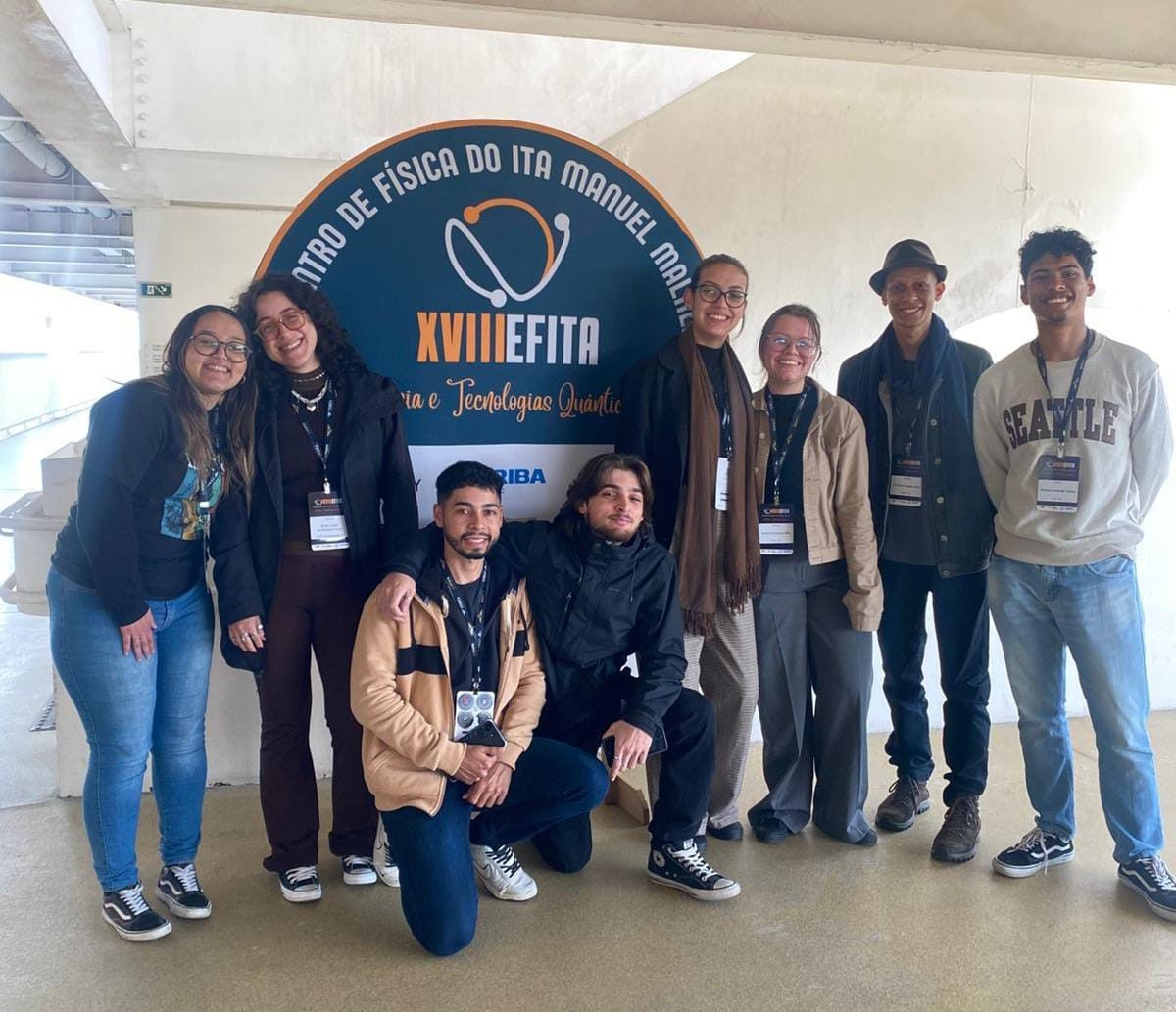 Imagem 1: Alunos em auditório em frente a entrada do evento
