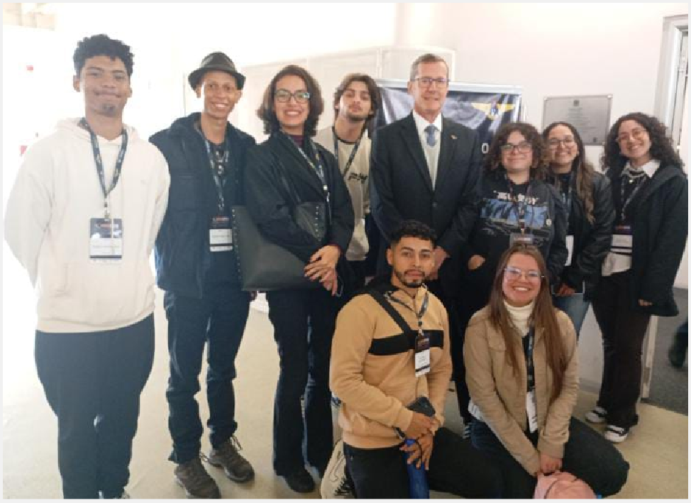 Imagem 2: Alunos do IFSP-Caraguatatuba com o atual reitor do ITA