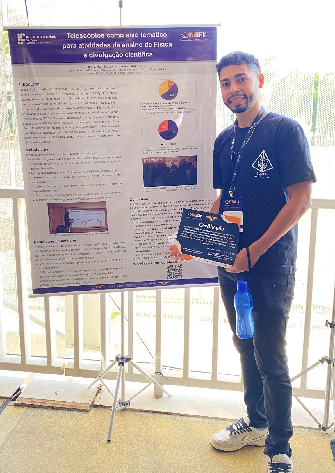 Imagem 5: José Walter com seu pôster e certificado de apresentação