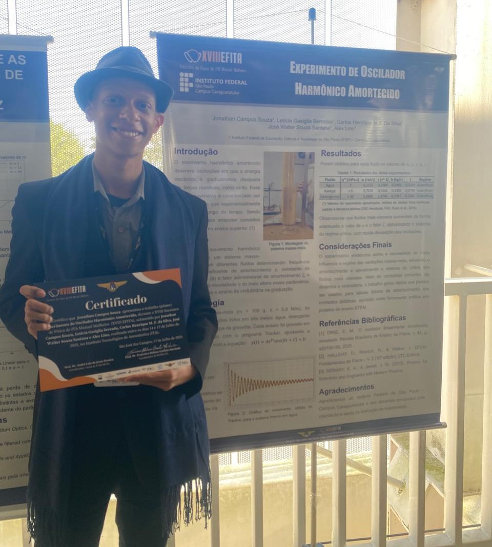 Imagem 6: Jonathan com seu pôster e certificado de apresentação