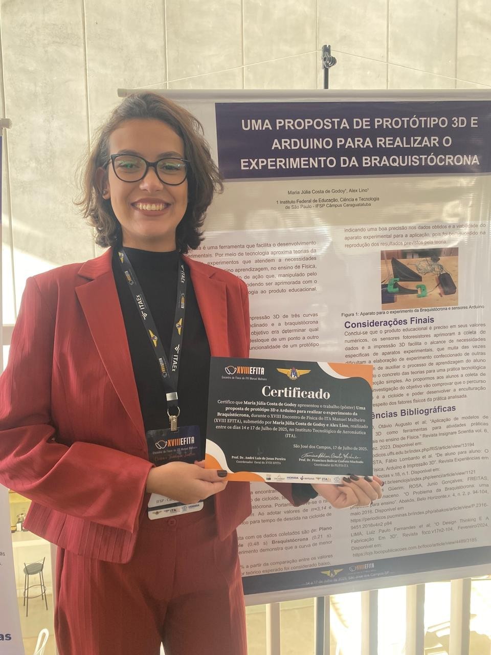 Imagem 9: Maria Júlia em frente ao pôster e com seu certificado de apresentação