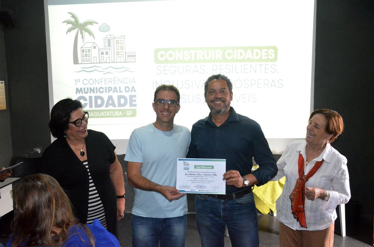 Imagem 2: Prefeito de Caraguatatuba, Mateus Silva, entrega certificado ao Prof. José Américo
