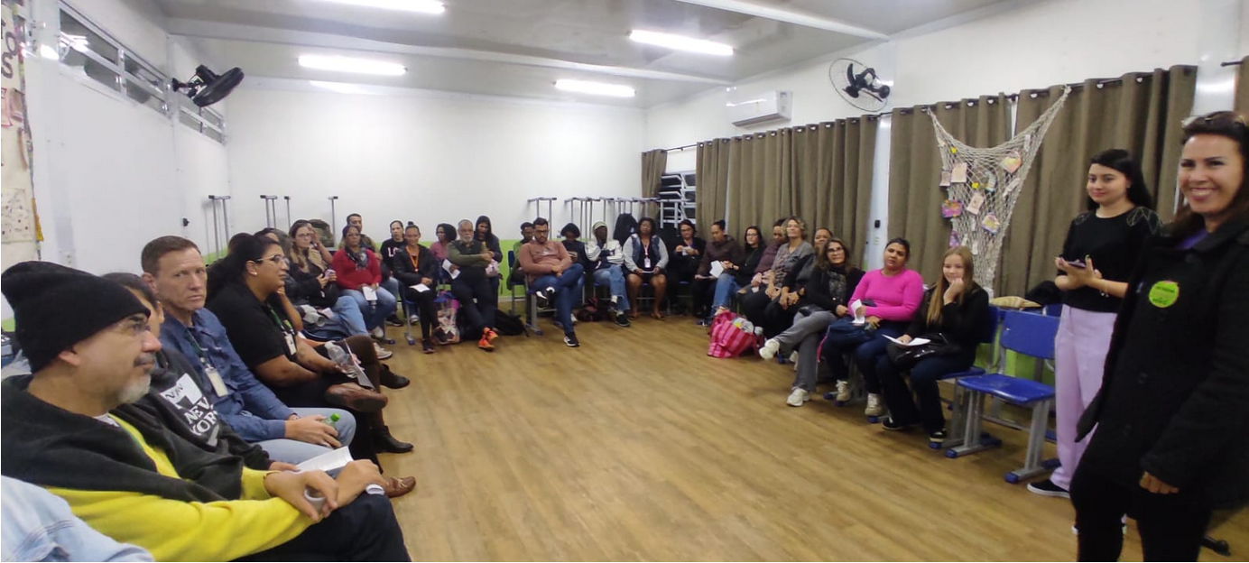 Imagem: Palestrantes, discentes e docentes em roda de conversa com o CIAM