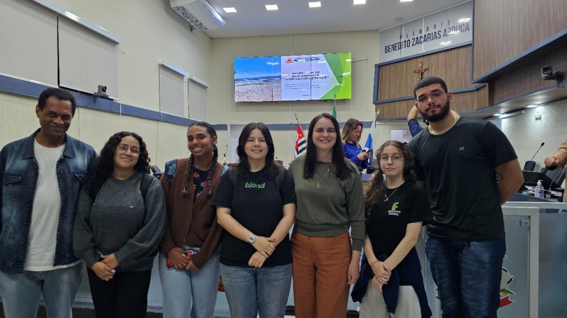 Imagem 1: Alunos do Curso Técnico em Meio Ambiente com a professora Samara na Câmara Municipal de Caraguatatuba. 