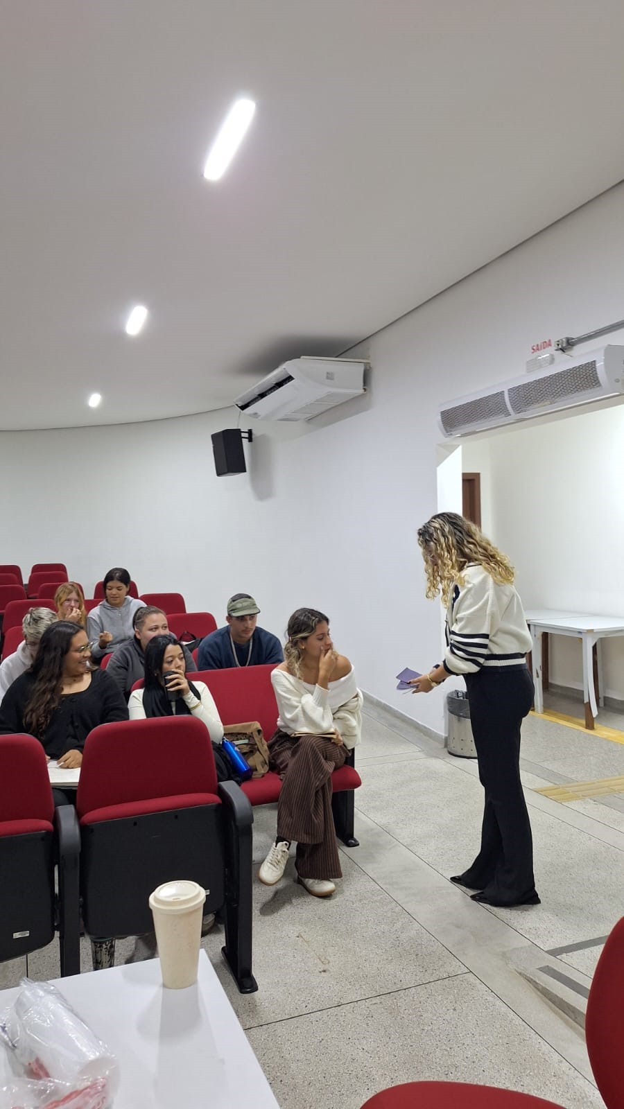 Imagem 2: Alícia distribuindo fichas aos alunos.
