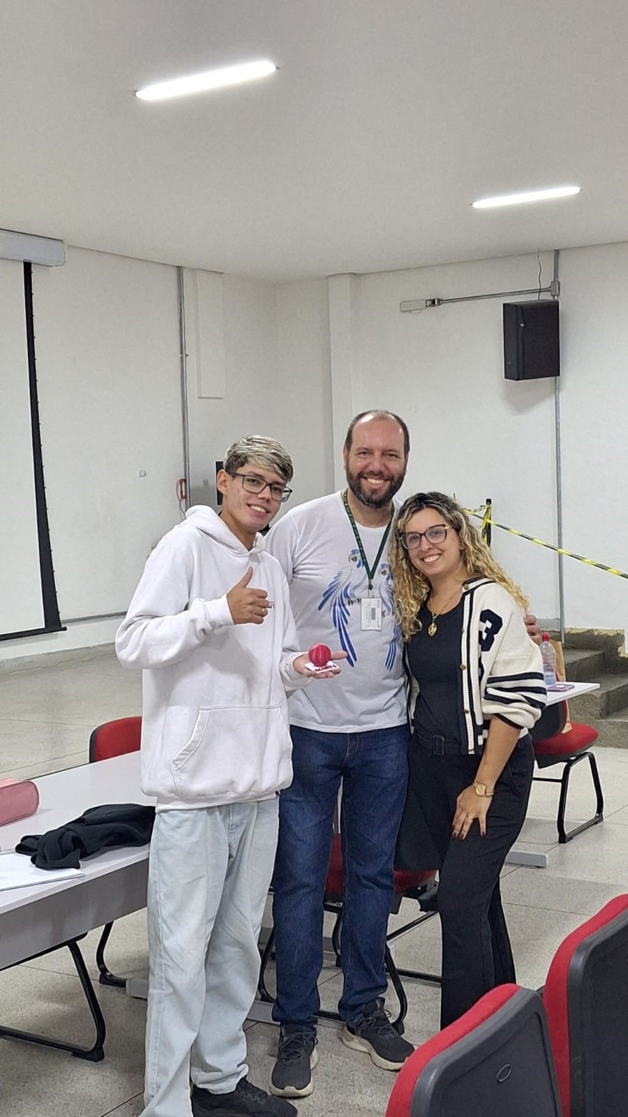 Imagem 5: Representante do grupo vencedor, Prof. Renato e Alícia