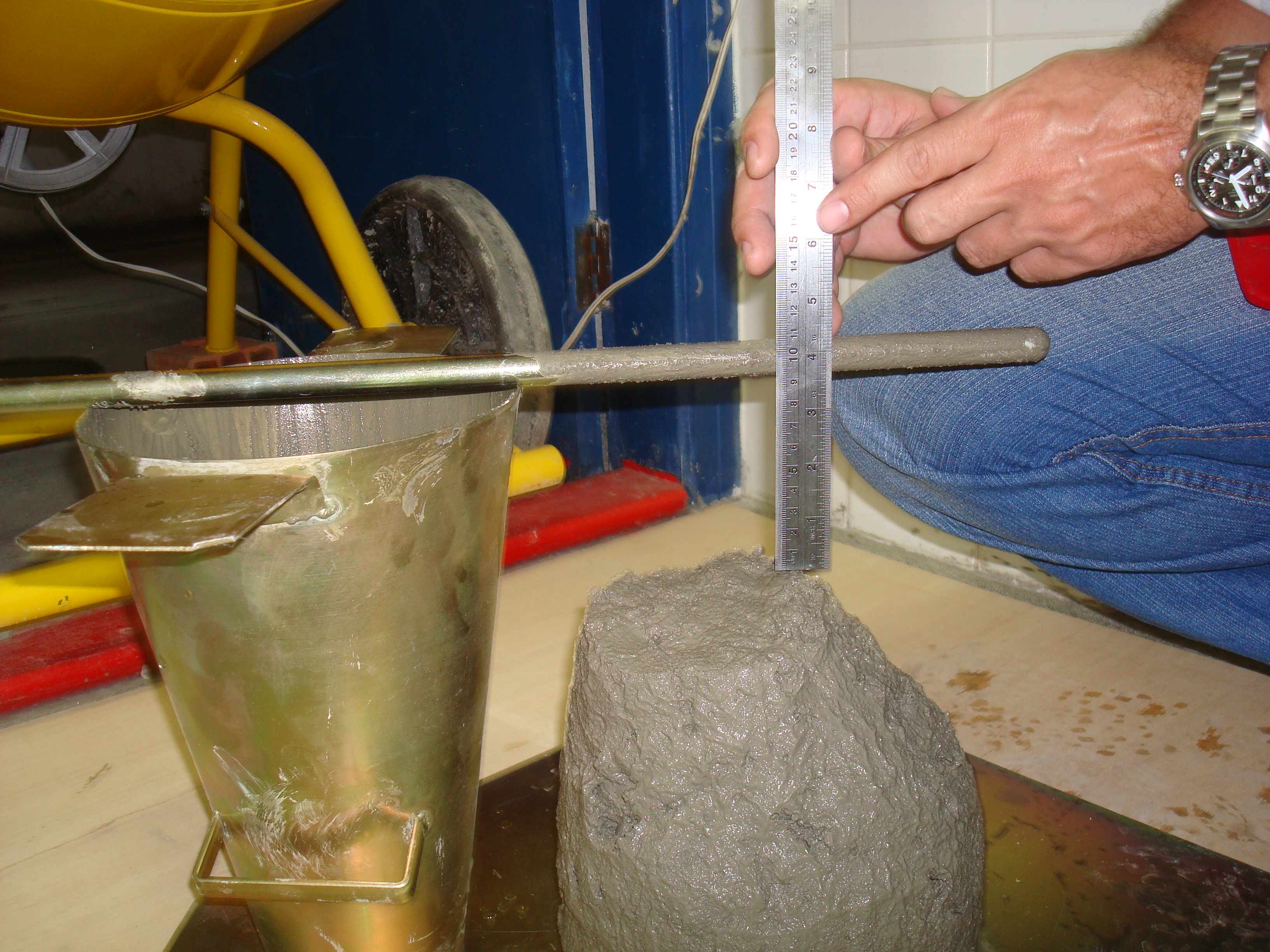 Imagem 2: teste de abatimento de tronco de cone (slump test)