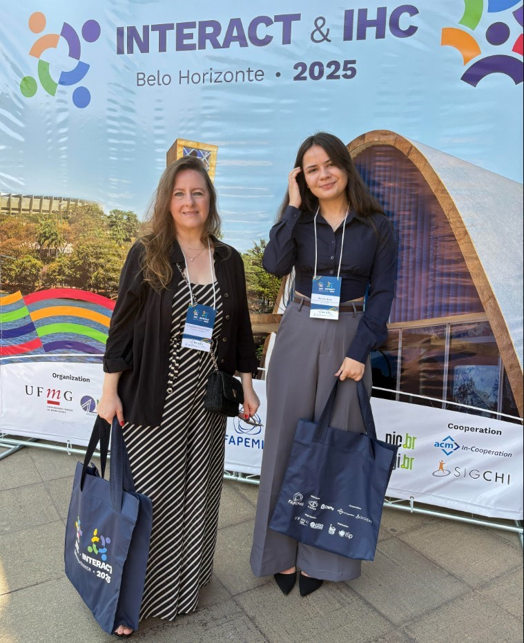 Imagem 1: Da esquerda para a direita - Elizabete Munzlinger (IT University of Copenhagen / GN Group) e  Renata Rodrigues dos Santos Briet (IFSP-CAR). 