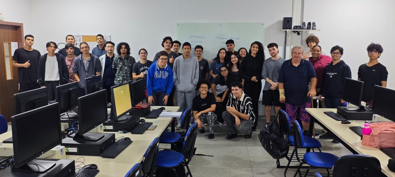 Imagem 1: a palestrante Vanessa da Conceição, ao centro, junto aos alunos do 2º semestre de ADS após a palestra sobre Cultura Negra
