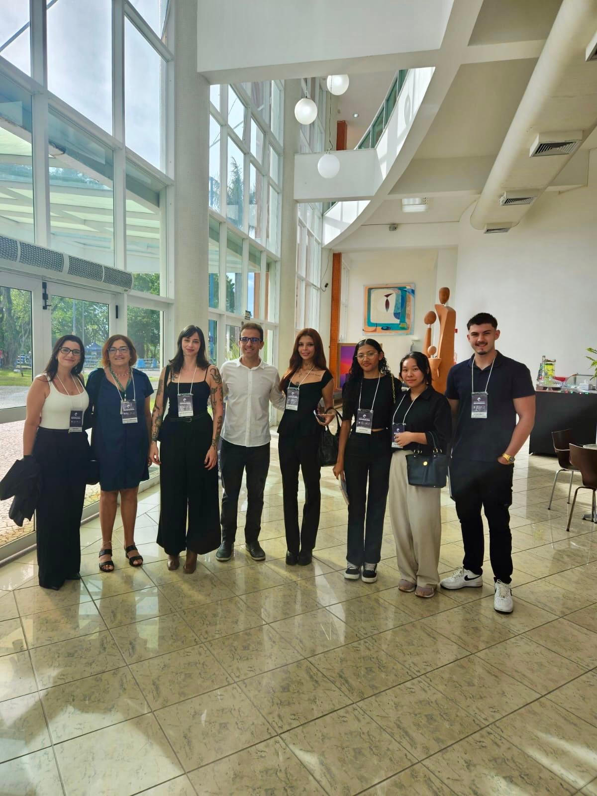 Foto 01: Ao centro da foto o Senhor Prefeito de Caraguatatuba Mateus Silva, junto às docentes do IFSP Câmpus Caraguatatuba e aos alunos do curso de Processos Gerencias.