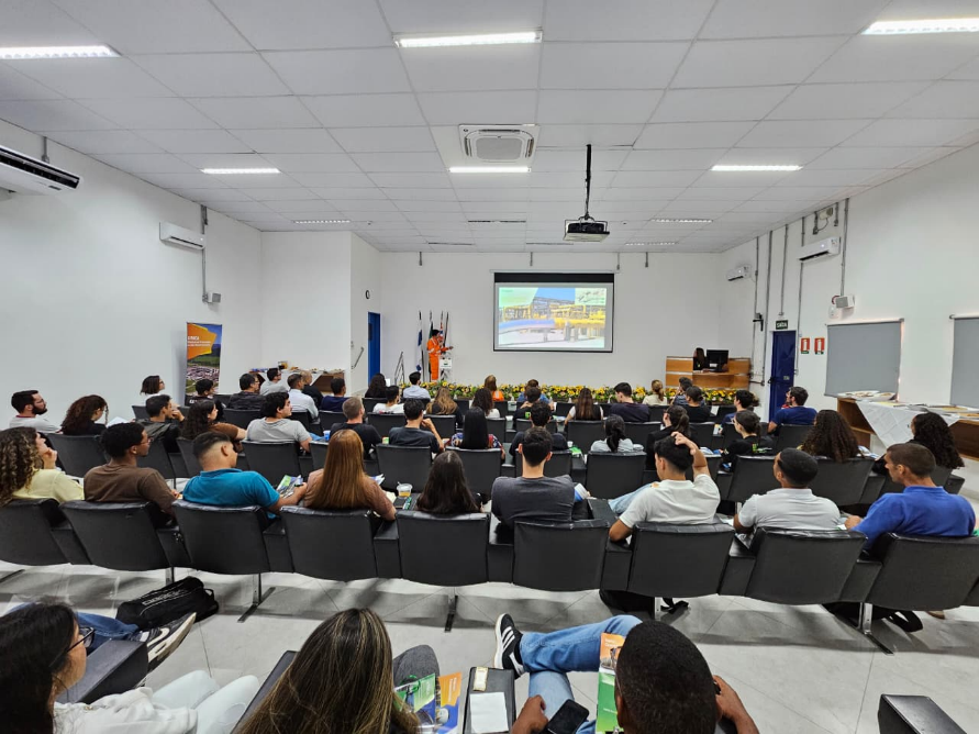 Imagem 1: Alunos e professores no auditorio da UTGCA