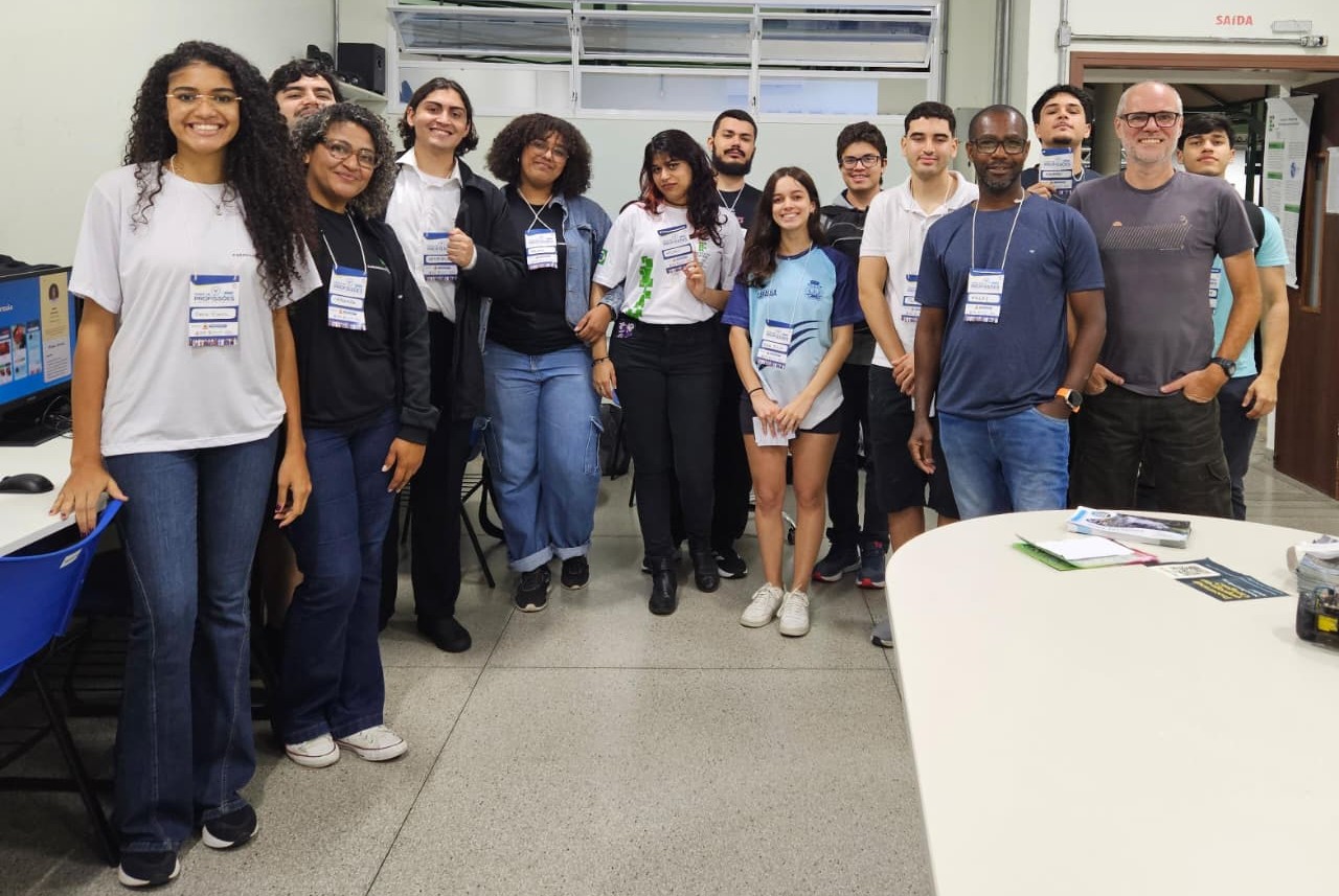 Imagem 1: Comunidade externa, professores e alunos durante a Feira de Profissões 