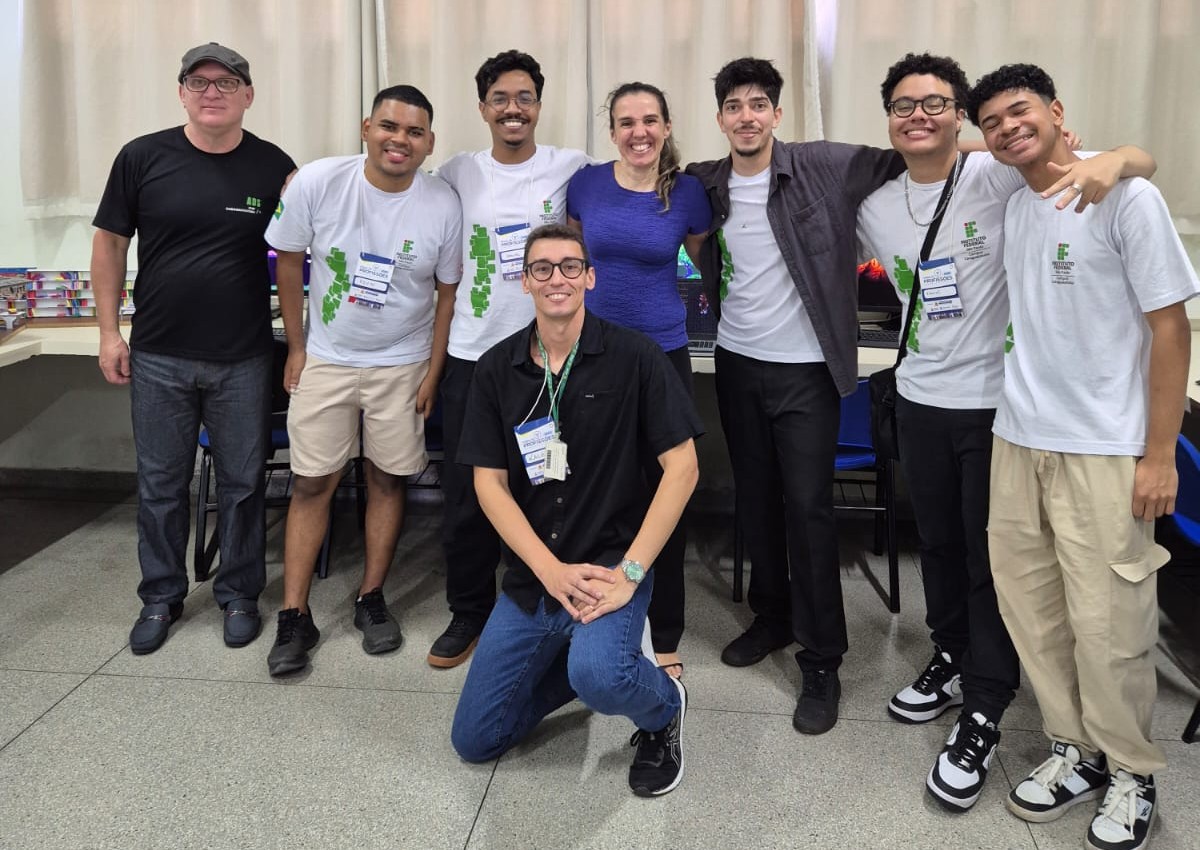 Imagem 2: docentes, alunos e direção na recepção ao público do evento.