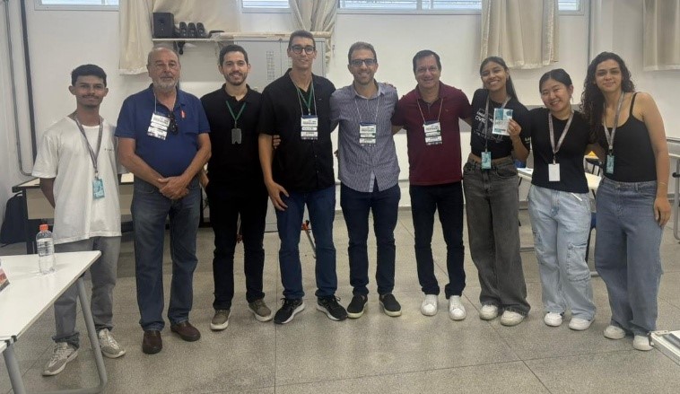 Imagem 1: professores, CASEC e diretor do campus com o prefeito de Caraguatatuba