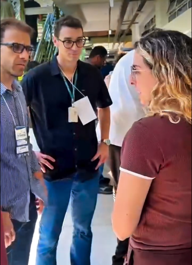 Imagem 3: Alícia apresenta projeto da equipe ao prefeito, acompanhada do diretor do campus