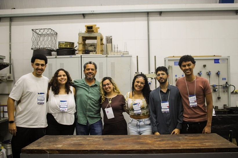 Imagem 5: equipe Os Inquebráveis e orientador José Américo