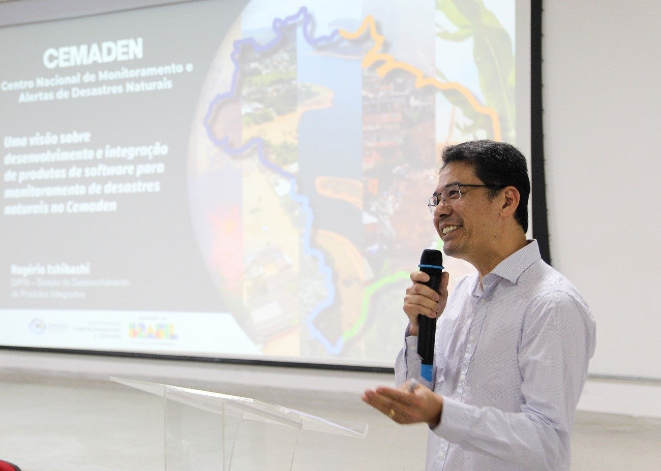 Imagem 1: Dr. Rogério Ishibashi apresenta os sistemas e produtos de software do Cemaden durante a SNCT 2025 no IFSP – Caraguatatuba 