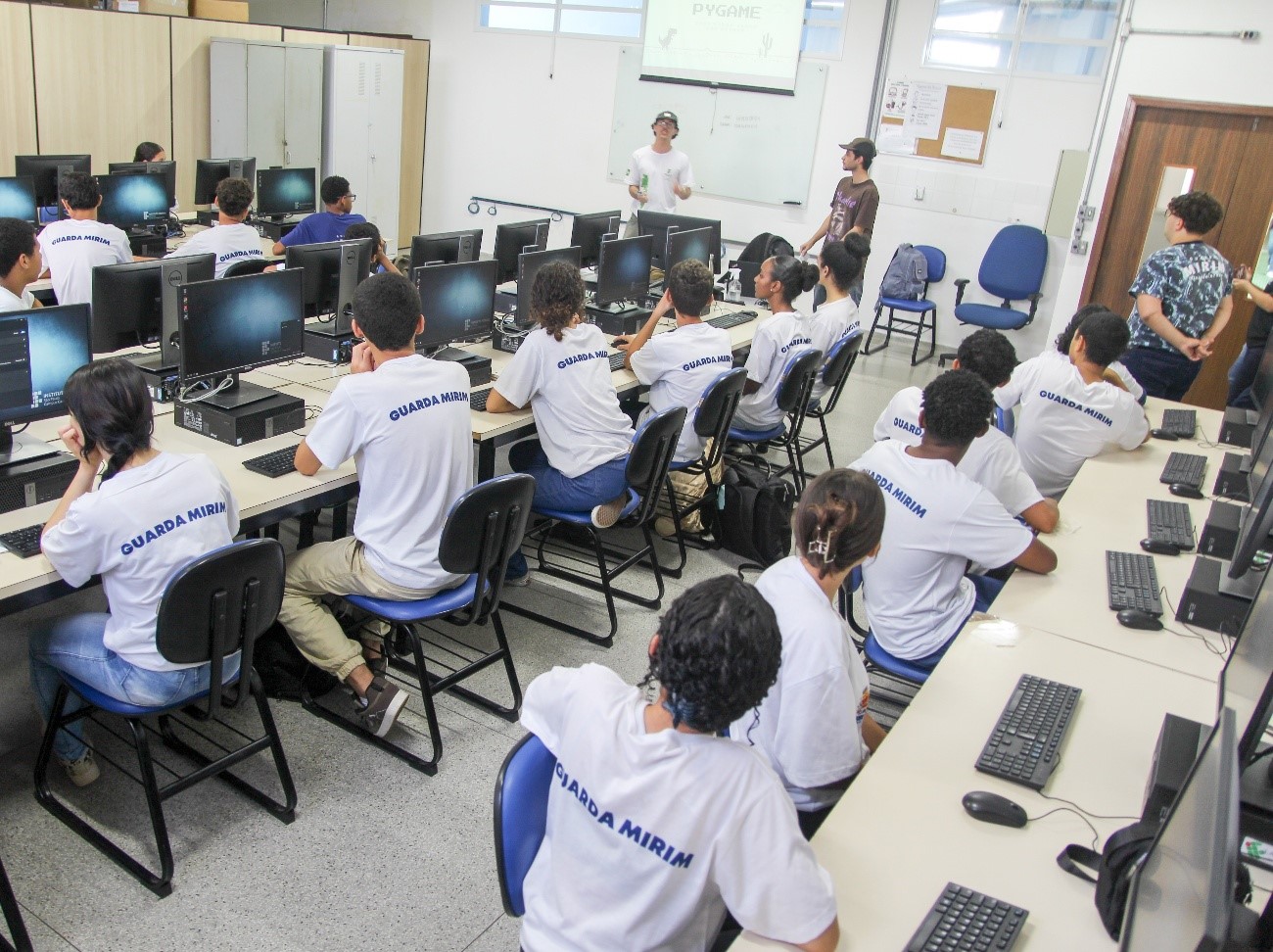 Imagem 1: Estudantes de ADS do IFSP Caraguatatuba conduzem oficina de jogos digitais com PyGame durante a SNCT 2025