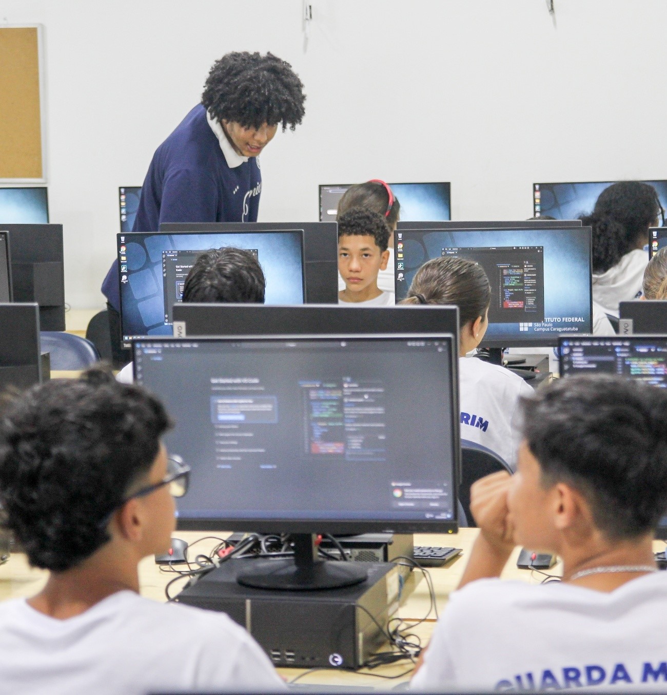 Imagem 2: Oficina promoveu integração entre estudantes do IFSP e jovens da Guarda Mirim de Caraguatatuba.
