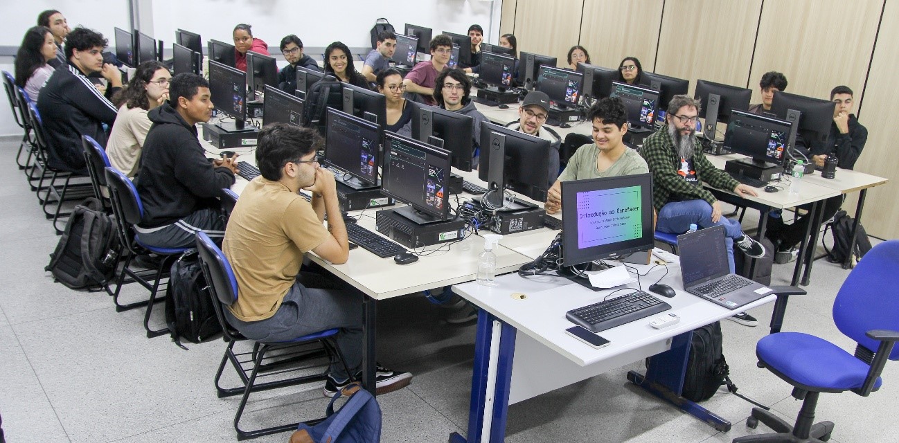 Imagem 1: Estudantes do IFSP Caraguatatuba participam da oficina de Game Maker durante a SNCT 2025.