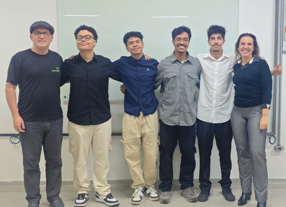 Imagem 2: Da esquerda para direita: Prof. Me Nelson Alves Pinto, alunos: Vinicius, Arthur, Daniel e Kauan, e a Prof. Ma. Juliana Matheus Grégio Pereira, coordenadora do curso de ADS do IFSP CAR.