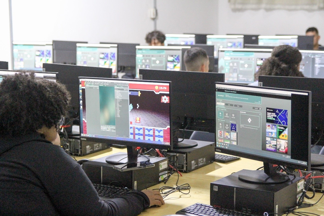 Imagem 3: Participantes aplicam os conceitos aprendidos e criam seus primeiros jogos com a ferramenta Game Maker
