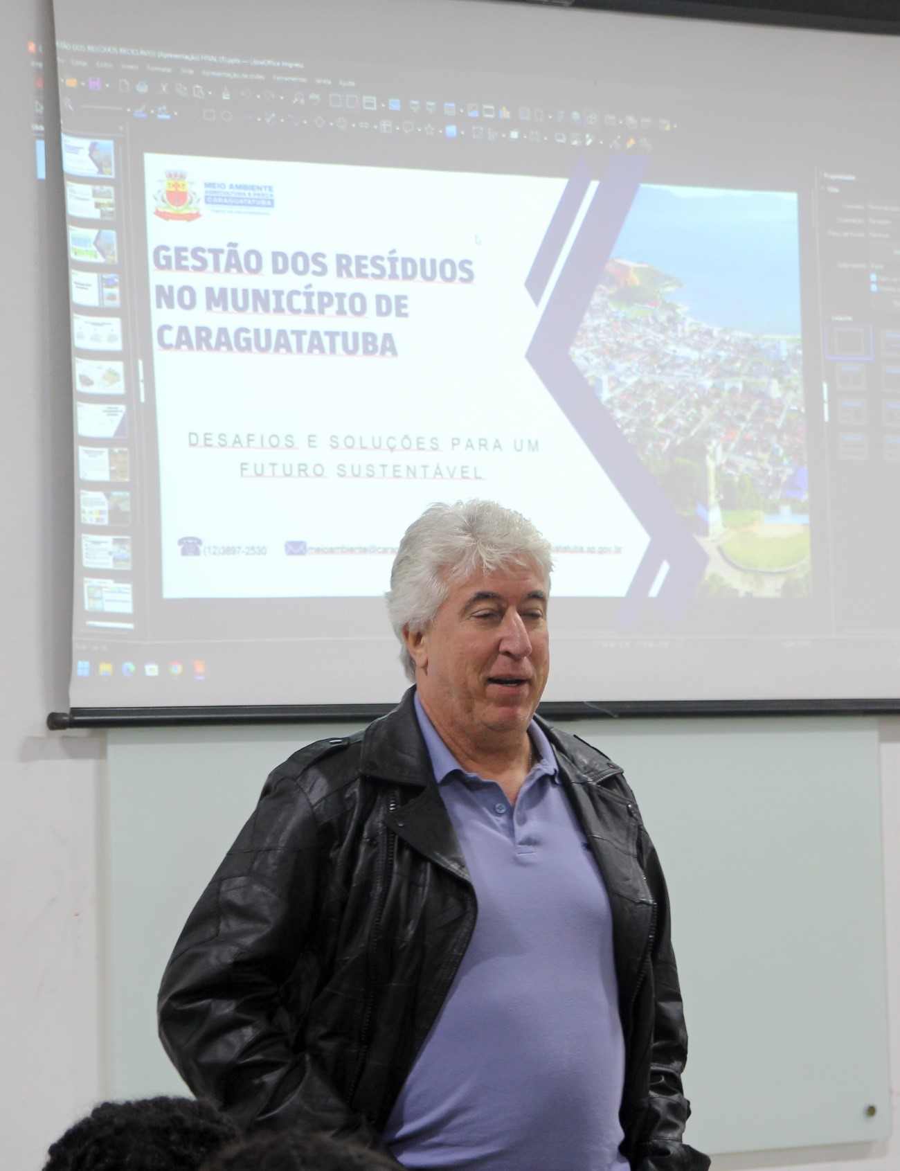 Imagem 1: O secretário municipal de Meio Ambiente de Caraguatatuba, Auracy Mansano Filho, durante a mentoria do Game Jam 2025.