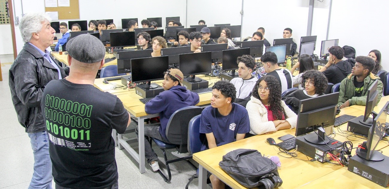 Imagem 2: Laboratório 205 lotado durante mentoria com a Secretaria Municipal de Meio Ambiente de Caraguatatuba, que encerrou o primeiro dia do Game Jam.