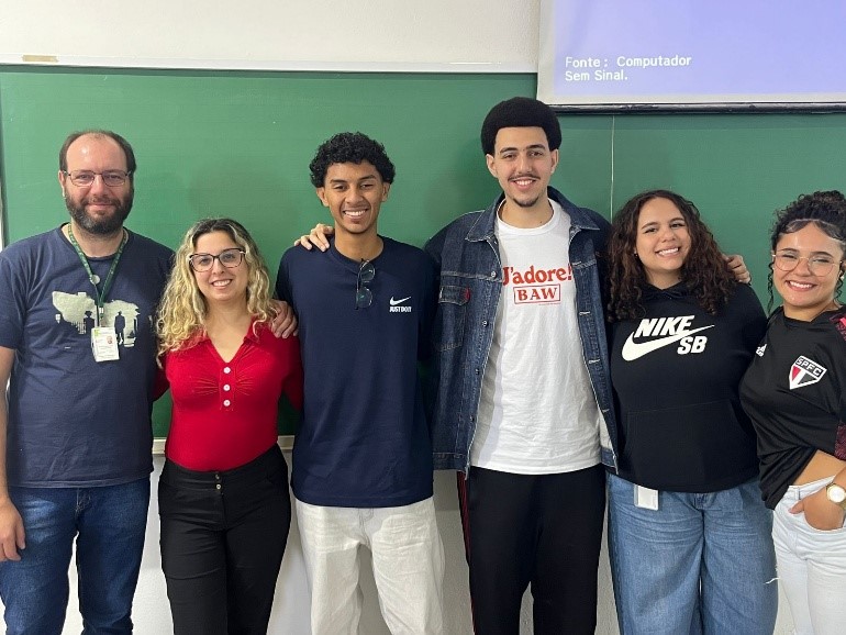 Imagem 1: Alícia e professor Renato com a equipe Os Inquebráveis