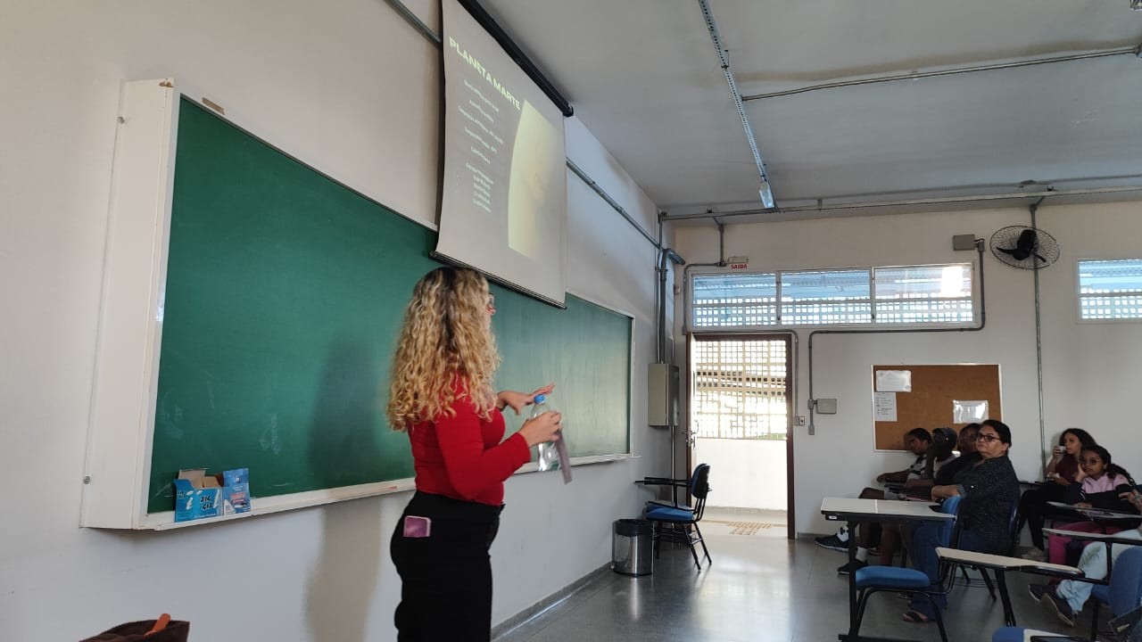 Imagem 2: Alícia apresentando sobre as características de Marte