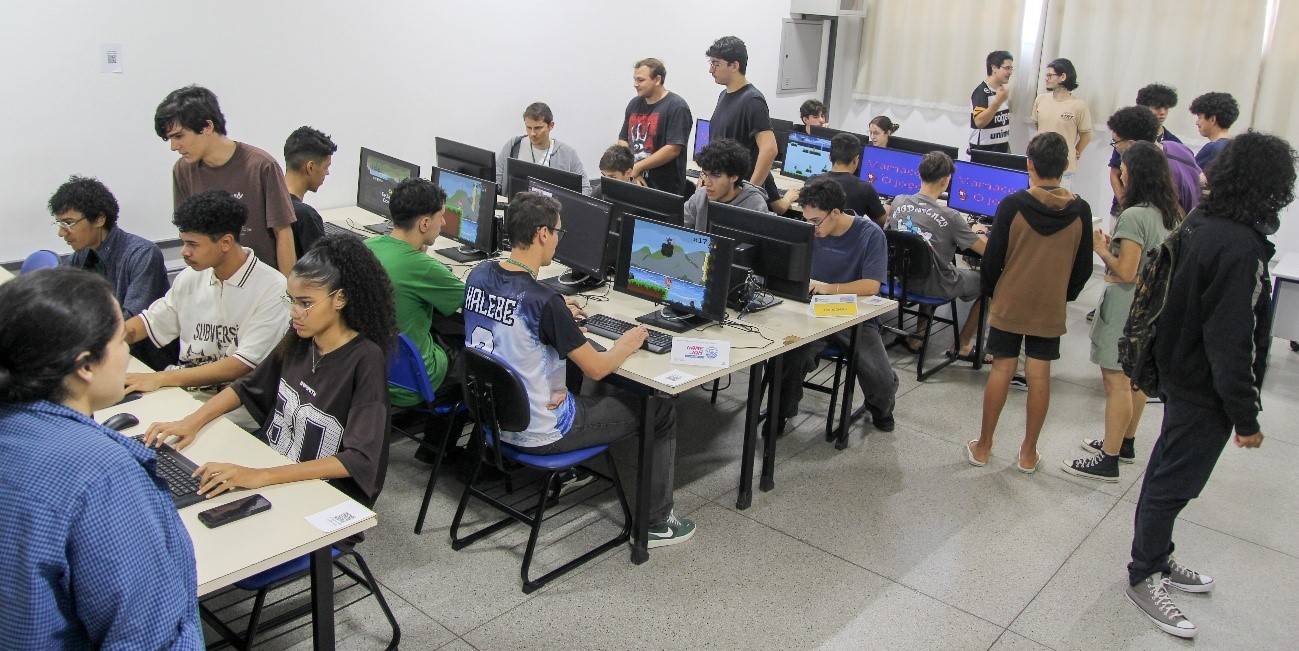 Imagem 1: Participantes apresentam seus jogos na Mostra Interativa de Jogos Digitais, encerrando o Game Jam 2025 no IFSP – Caraguatatuba.