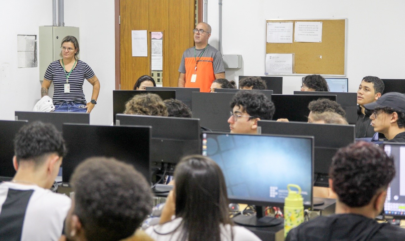 Imagem 2: Profa. Paola e Prof. André, membros da Comissão Organizadora do Game Jam 2025, durante mentoria da Secretaria Municipal do Meio Ambiente de Caraguatatuba.