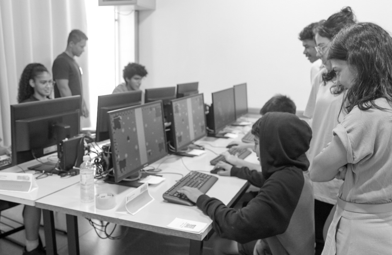 Imagem 7: Equipe da Secretaria de Meio Ambiente durante a Mostra Interativa de Jogos Digitais.