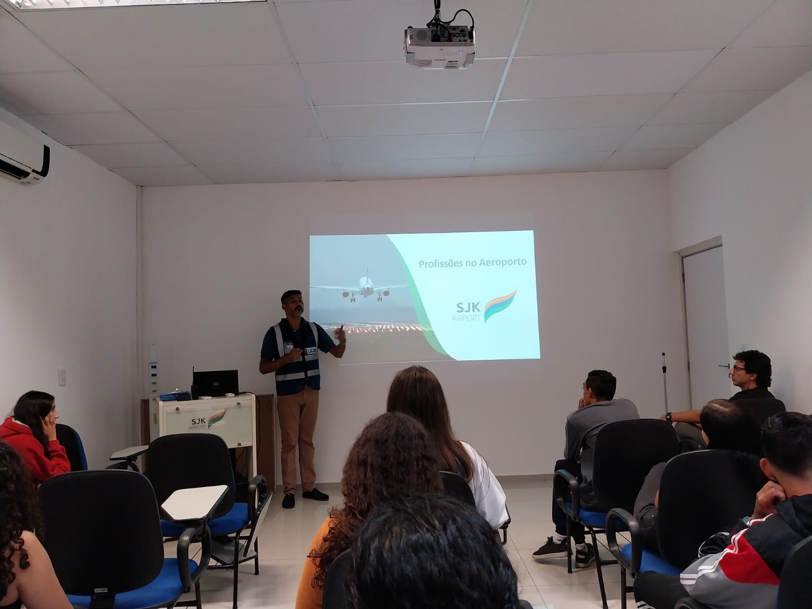 Imagem 2: Marcelo apresentando as engrenagens que mantêm um aeroporto em pleno funcionamento
